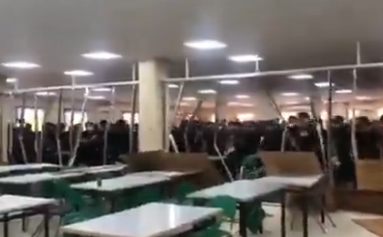 Estudiantes iraníes derribando el muro de la cafetería de la universidad