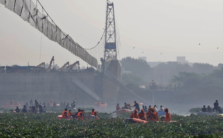 El puente derrumbado en la India se había inaugurado cuatro días antes sin certificado de seguridad