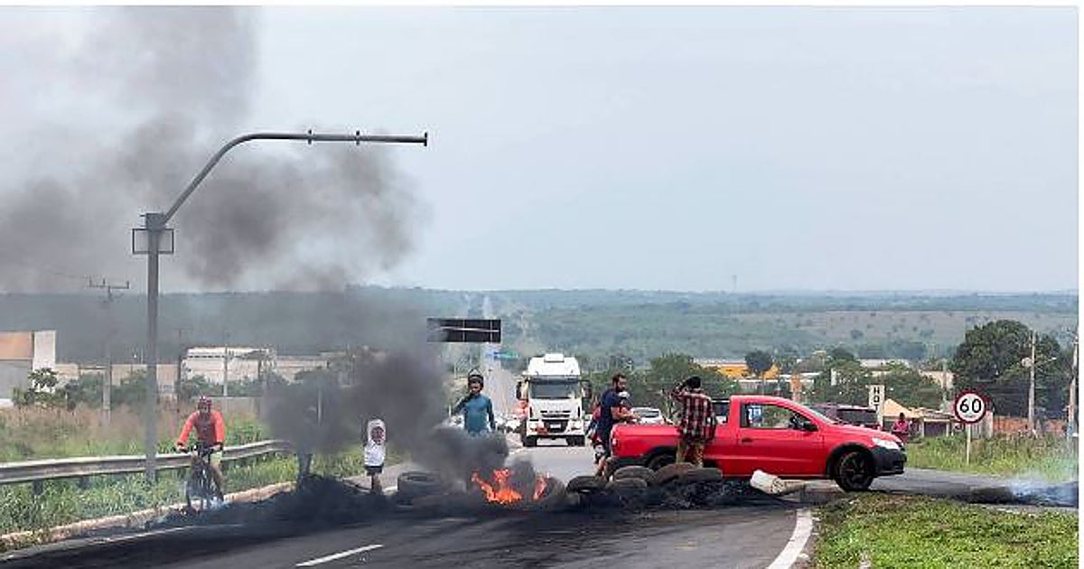 Quema de neumáticos en una de las vías afectadas