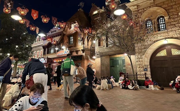 China cierra el Disneyland Park de Shanghái y deja a miles de visitantes encerrados... otra vez