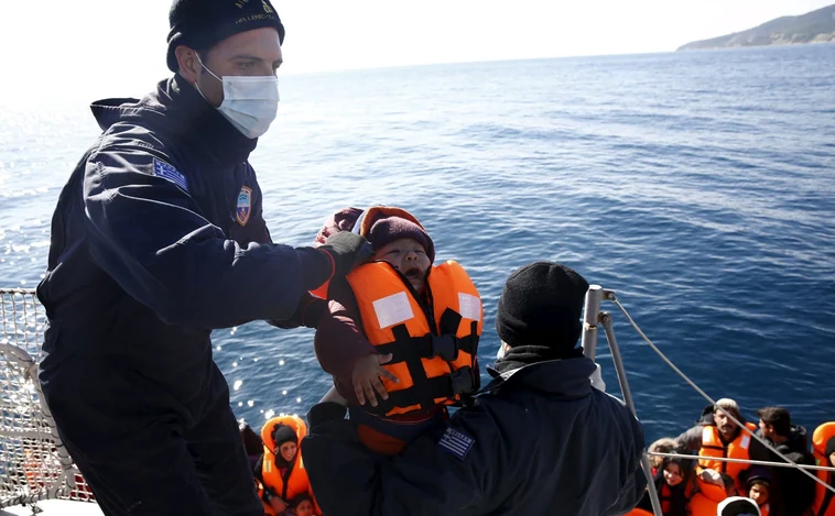 Un barco que transportaba a decenas de migrantes se hunde cerca de Grecia