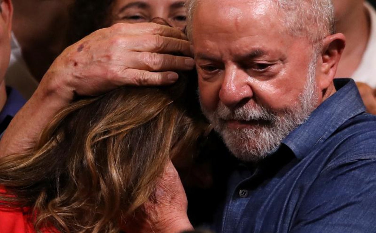 Lula se abraza a su esposa Rosangela en la noche electoral