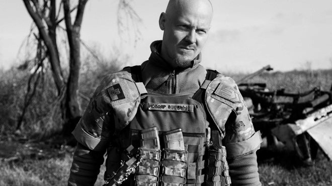 Líder de un grupo de rock patriótico, Novoyar llevó consiguo su guitarra al frente