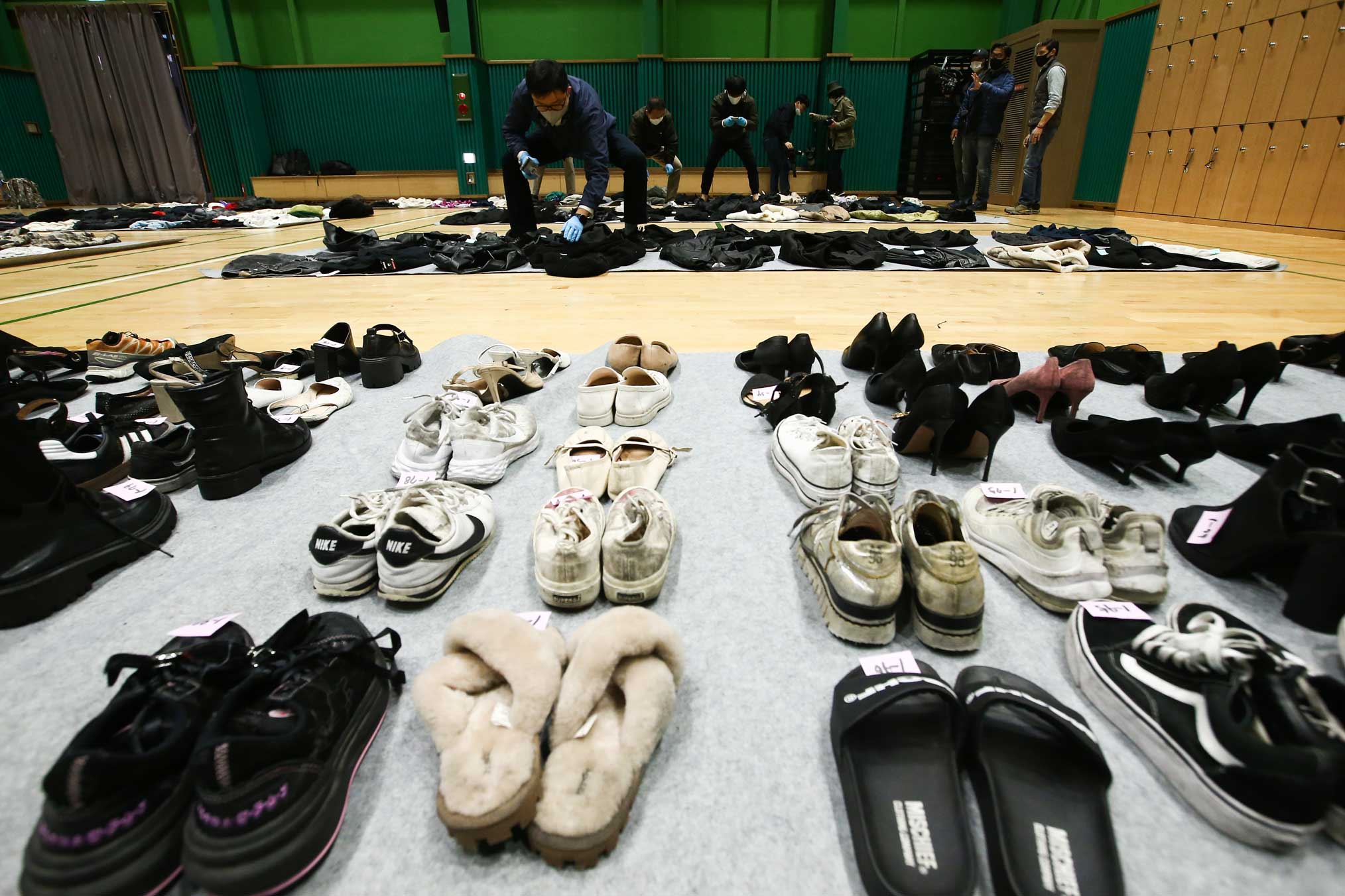 La policía ha expuesto los objetos personales encontrados en el lugar de la masacre