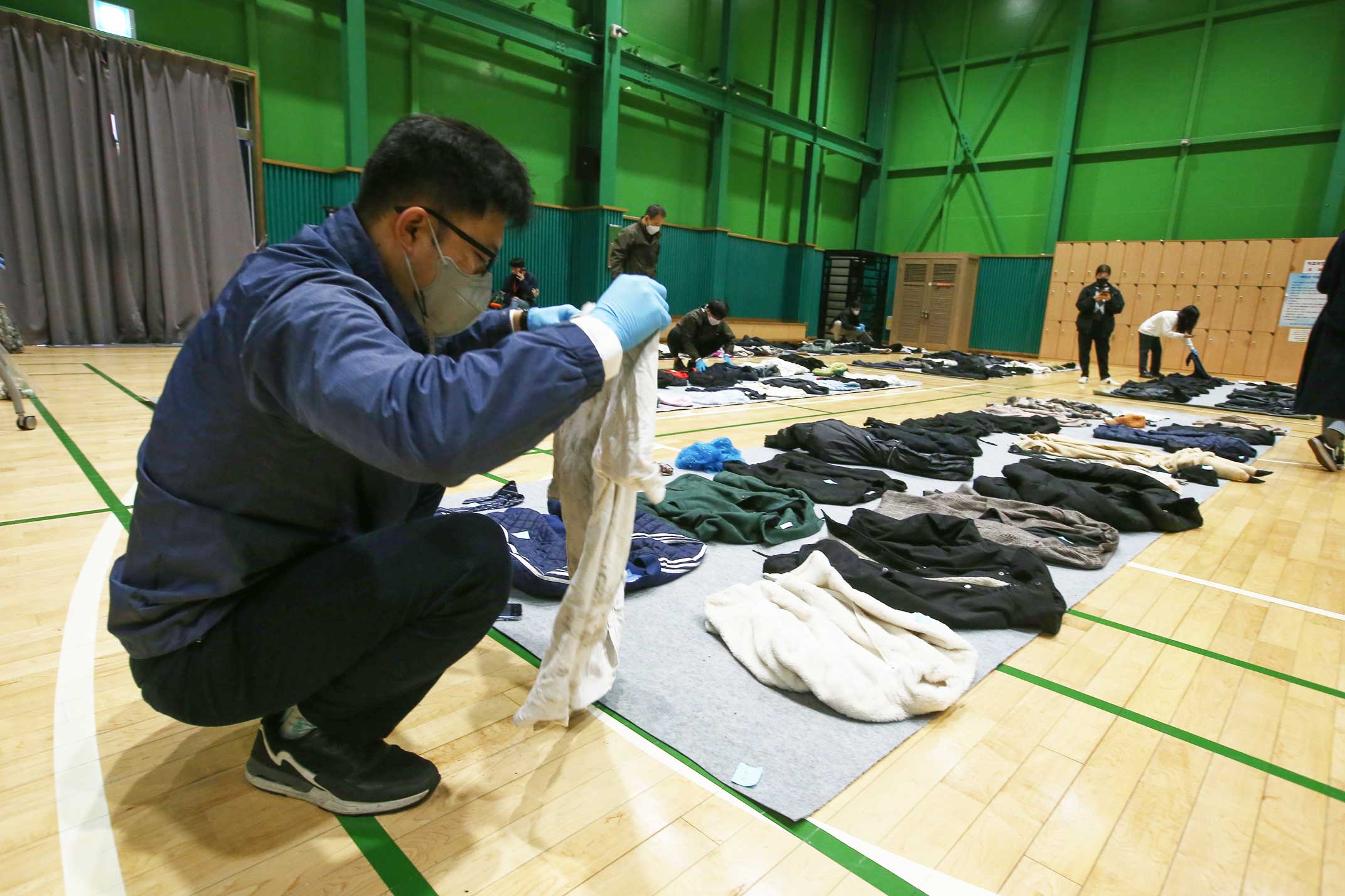 La policía ha expuesto los objetos personales encontrados en el lugar de la masacre