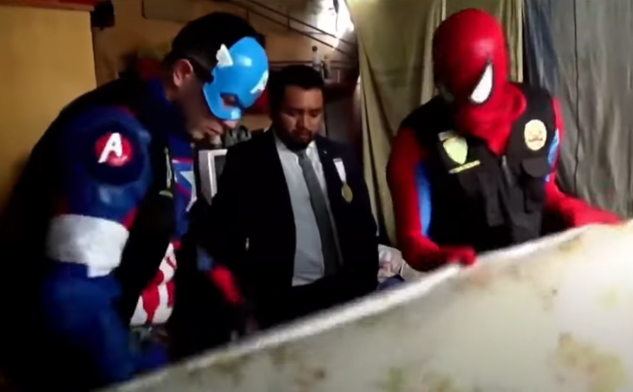 Spiderman y el Capitán América, en plena redada