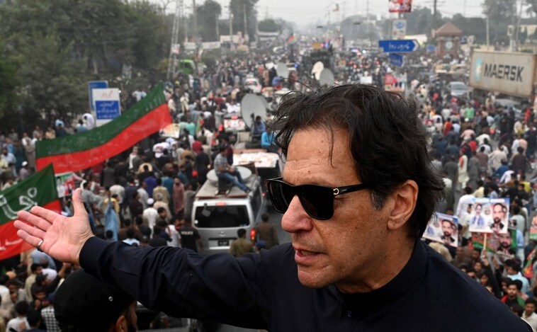 El ex primer ministro de Pakistán , Imran Khan, herido en un 'claro intento de asesinato'