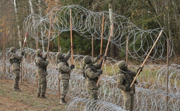 Soldados polacos instalan alambre de espino a lo largo de la frontera con la ciudad rusa