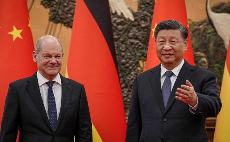 Xi Jinping (right) receives German Chancellor Olaf Schulz at the Great Hall in Beijing (left)