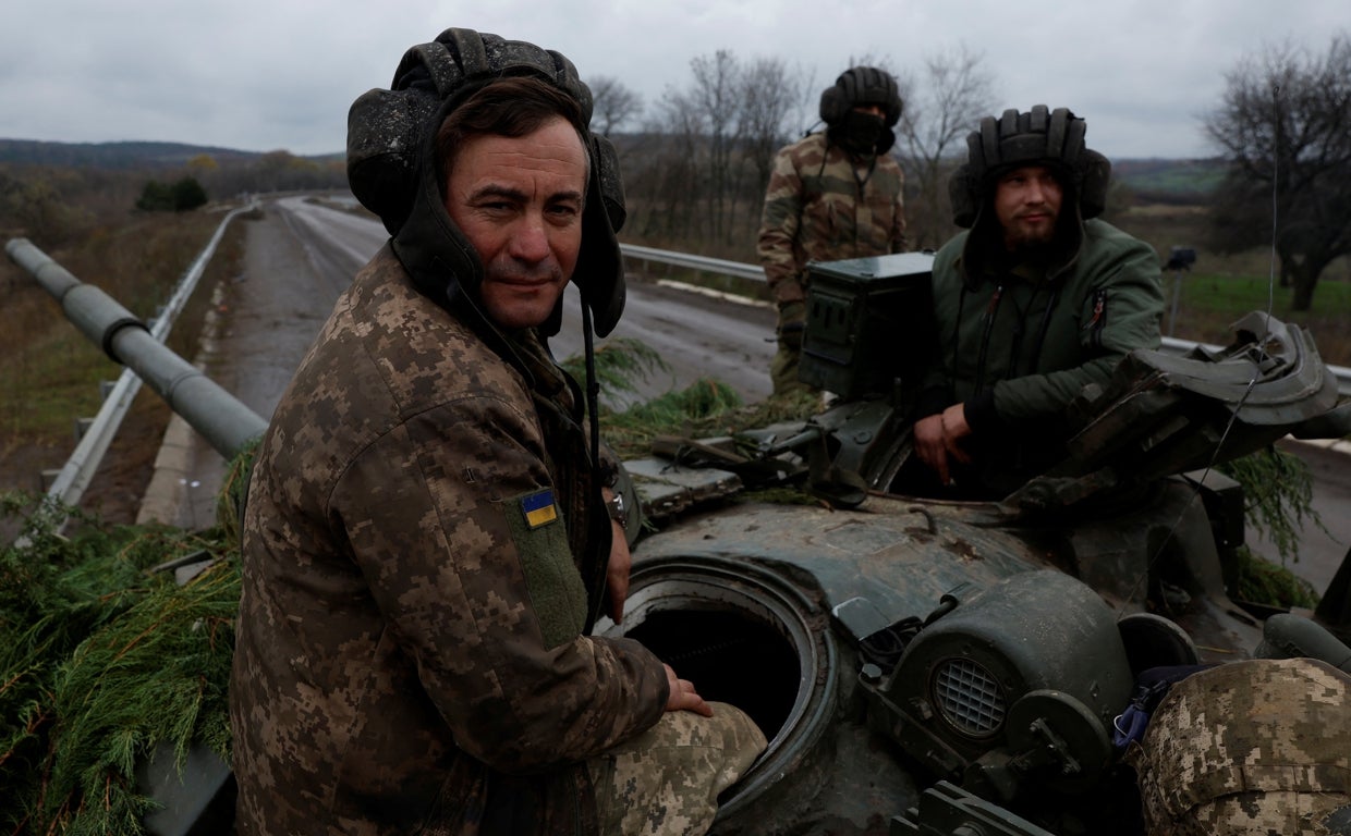Un grupo de soldados ucranianos hace guardia en Bajmut en un tanque capturado a los rusos