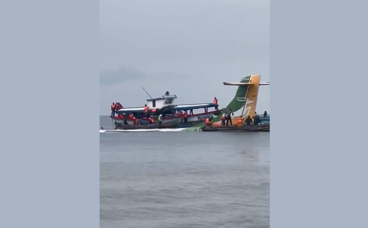 Al menos 19 muertos tras estrellarse un avión en el lago Victoria por el mal tiempo