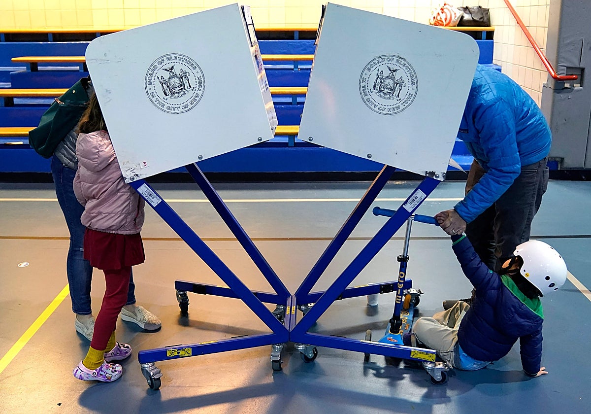 Varios ciudadanos votan en la escuela secundaria Edward A. Reynolds West Side de la ciudad de Nueva York