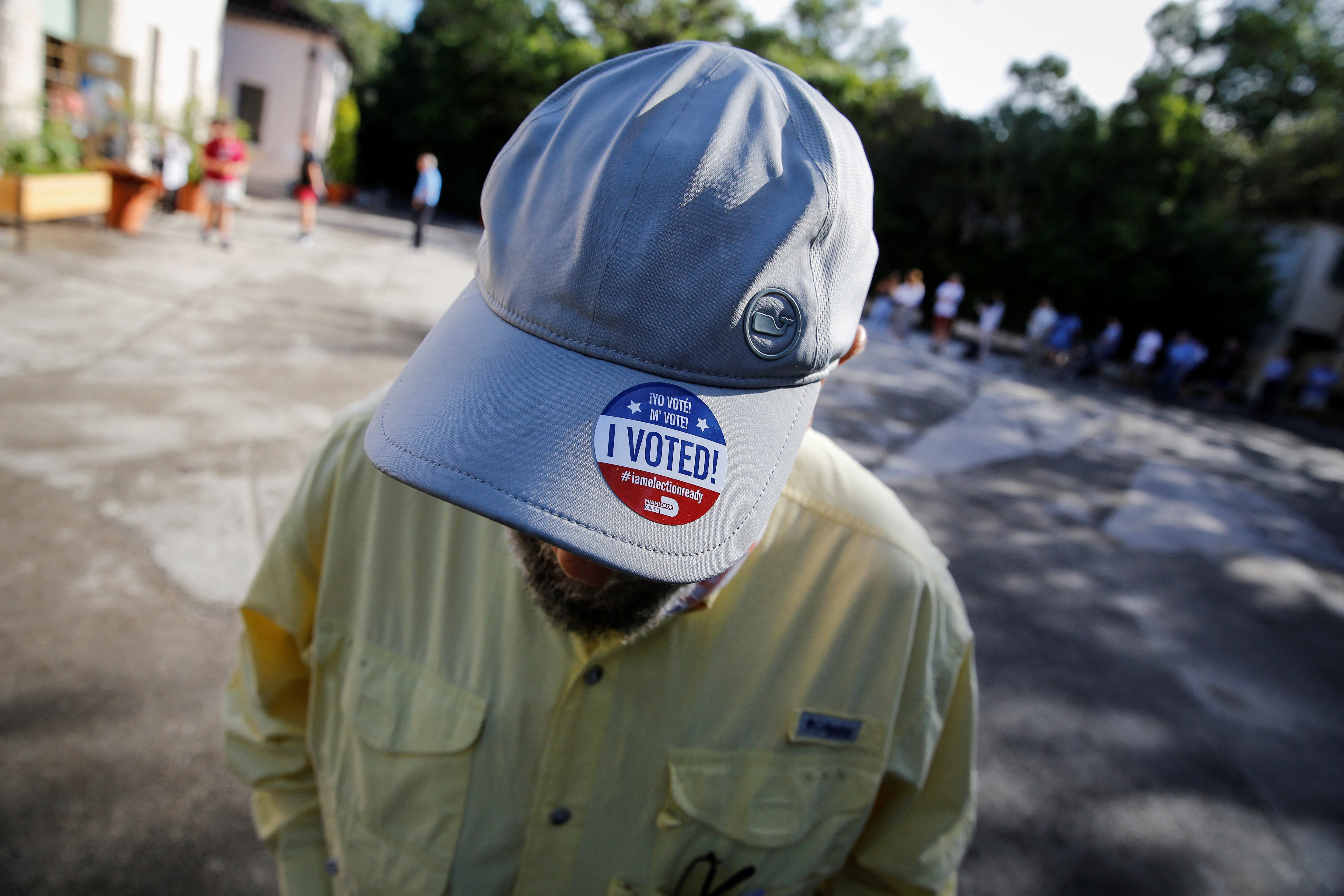 Un hombre usa una calcomanía de 'Yo voté' en Miami, Florida.
