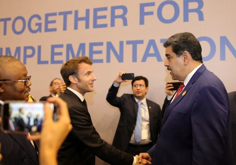 French President Emmanuel Macron shakes hands with Chavista leader Nicolas Maduro