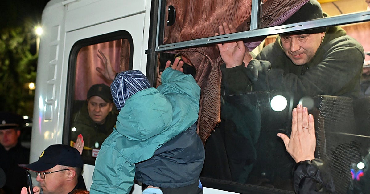 Cientos de rusos huyen del país en septiembre tras el anuncio de la movilización y el temor al cierre de fronteras // Vídeo: Zelenski realiza una visita a la ciudad de Jersón tras ser recuperada