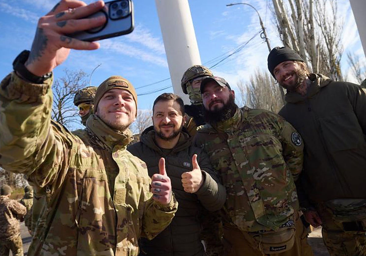 El presidente de Ucrania se fotografía con soldados en su visista sorpresa a la liberada ciudad de Jersón