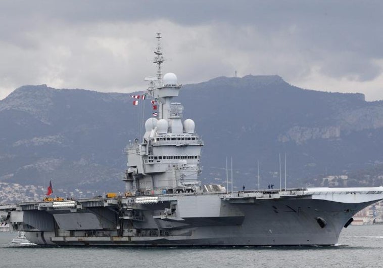 Francia despliega el buque insignia de su marina con cazabombarderos, fragatas, helicópteros y navíos de escolta