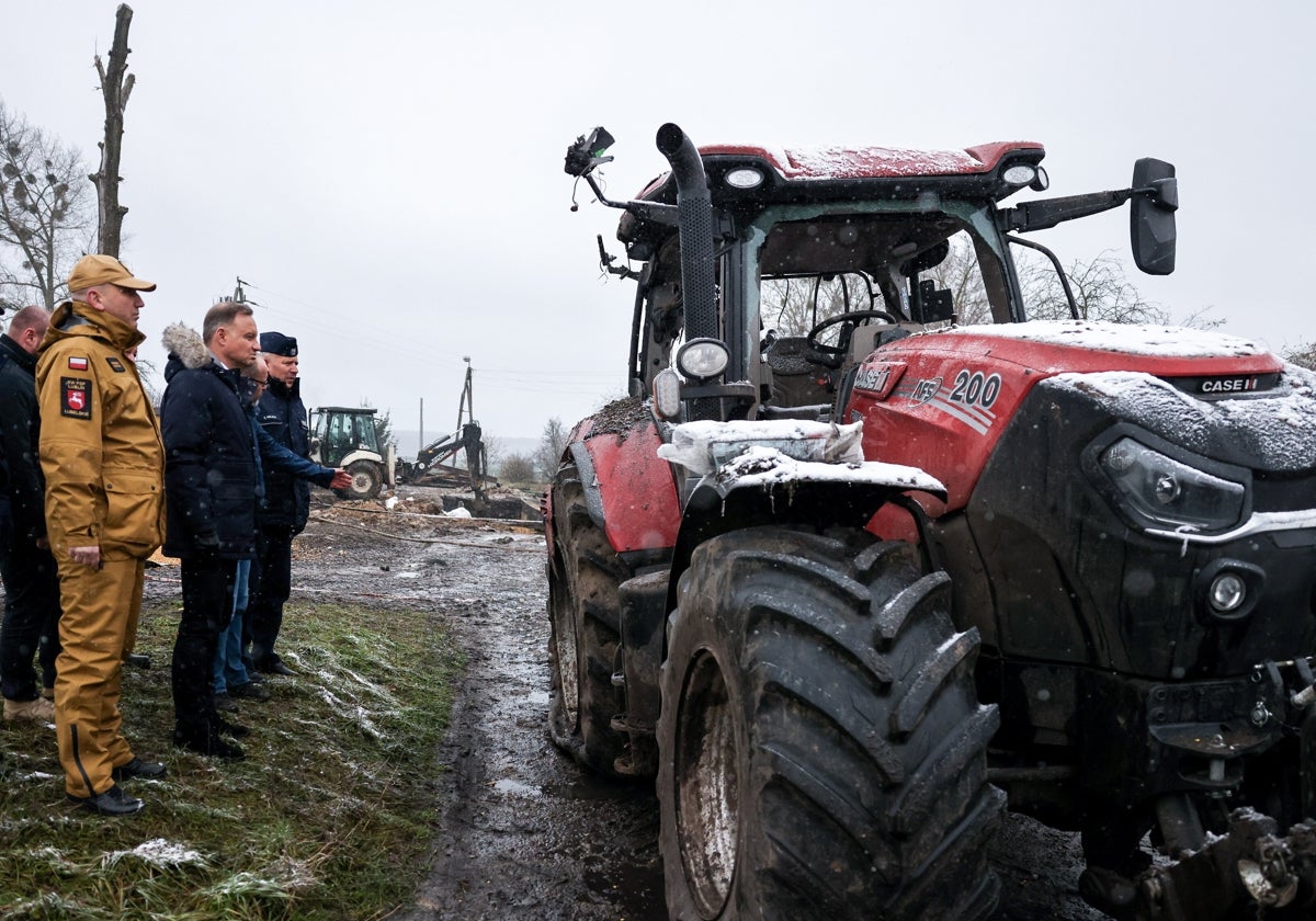 El presidente polaco Andrzej Duda, durante su visita al lugar del impacto del misil en el pueblo de Przewodow