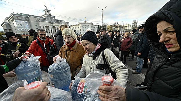 Los residentes reciben suministro de agua en Jersón