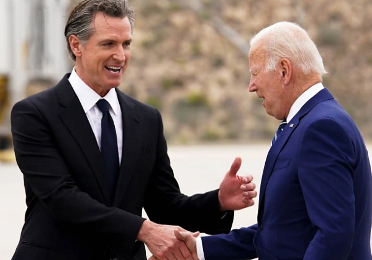 Gavin Newsom y Joe Biden se estrechan la mano