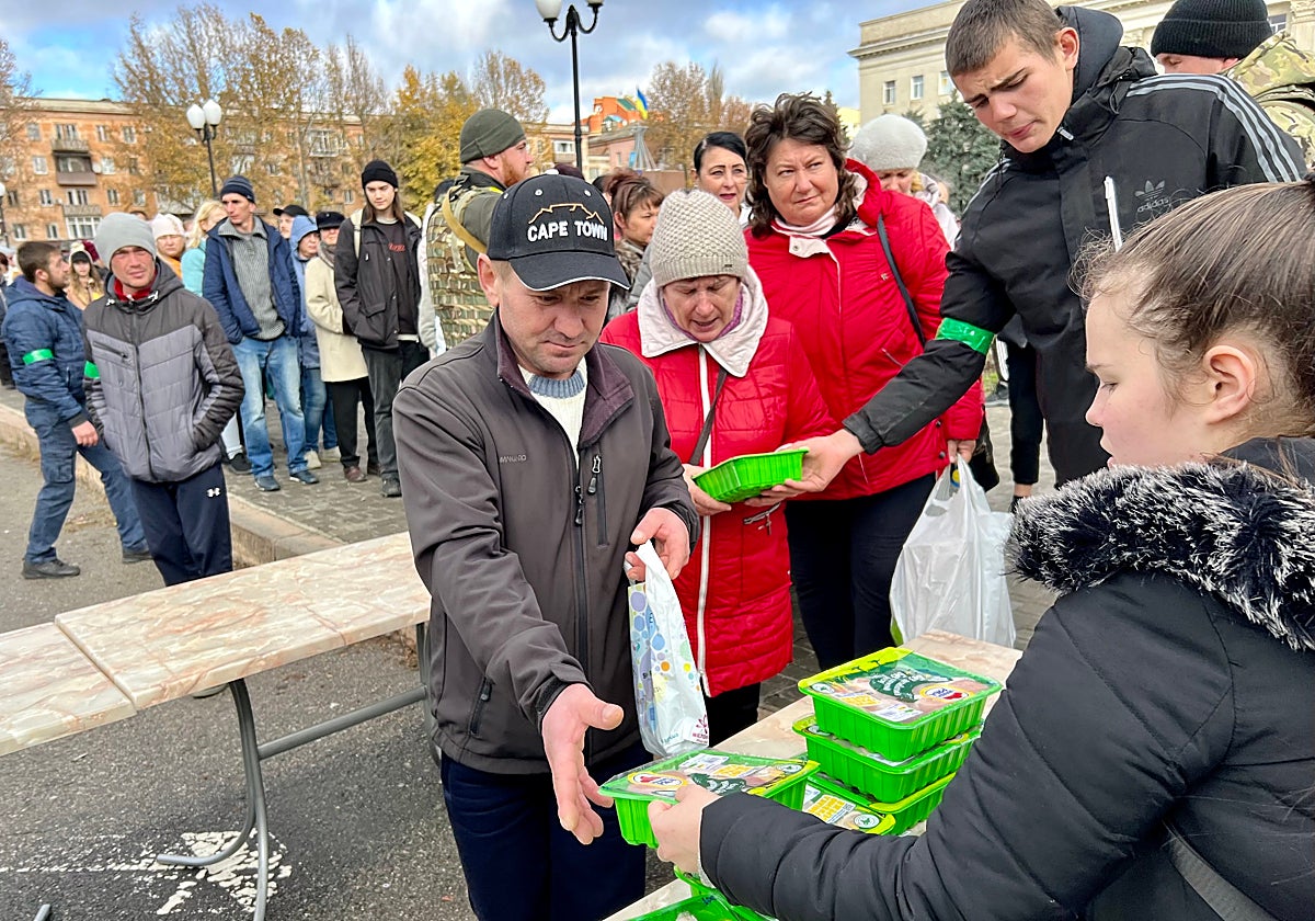 Ciudadanos de Jersón reciben ayuda humanitaria