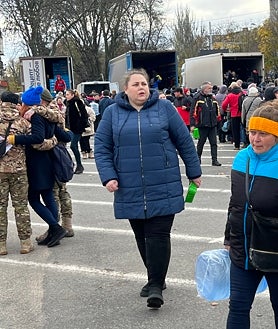 Imagen secundaria 2 - Una semana después de recuperar la ciudad, que estuvo ocupada durante casi ocho meses por los rusos, la vida intenta volver a la normalidad con la ayuda de las organizaciones humanitaria. La plaza de la LIbertad es el epicentro de la vida (arriba) de los ciudadanos de Jersón