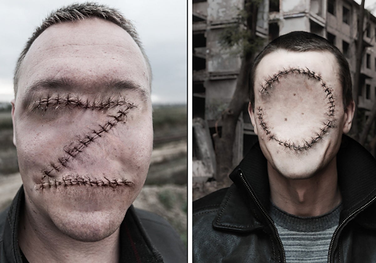Dos de las fotografías de Mikhail Ray de la serie 'Diarios. De Jerson', que muestran, en palabras del propio autor, «rostros de rusos con símbolos de la guerra como la Z o la V cosidos para tapar bocas y ojos» para ejemplificar que «no quieren escuchar y tienen miedo de hablar porque en Rusia no hay libertad de expresión»