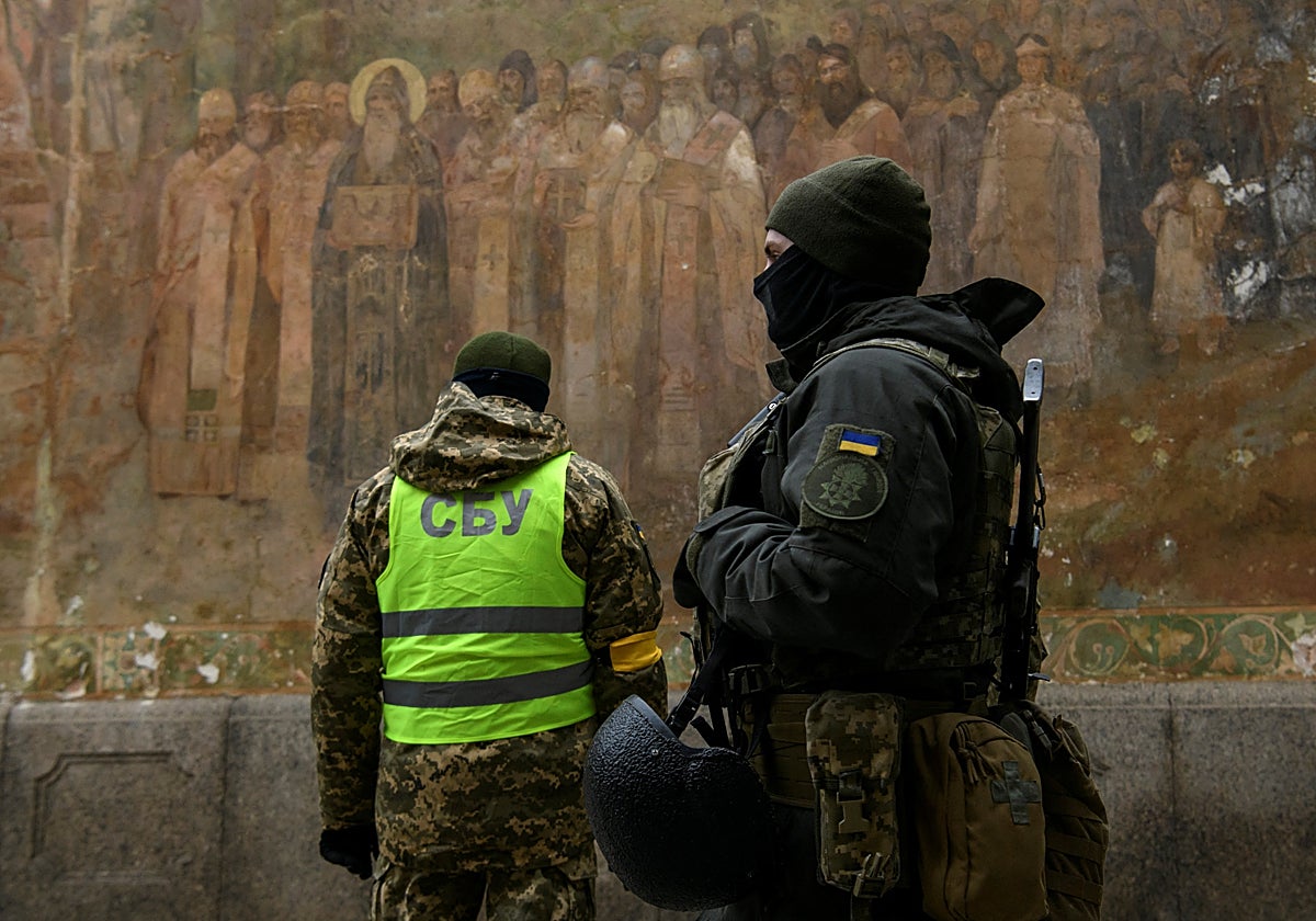 Varios agentes ucranianos se preparan para la redada en el Monasterio de las Cuevas de Kiev