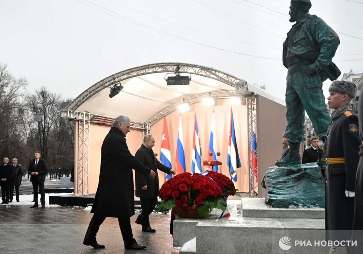 Los mandatarios ruso y cubano, en el acto inaugural de la escultura de Fidel Castro en Moscú