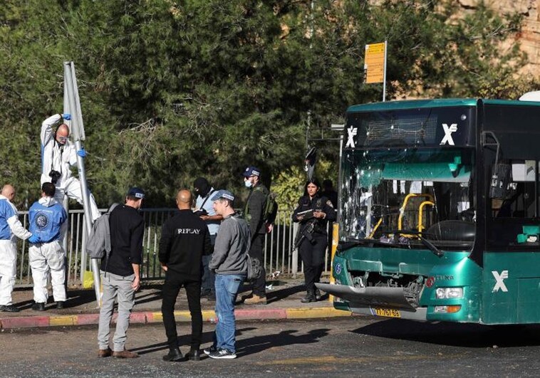 Al menos un fallecido y cerca de una veintena de heridos en dos explosiones en paradas de autobús en Jerusalén