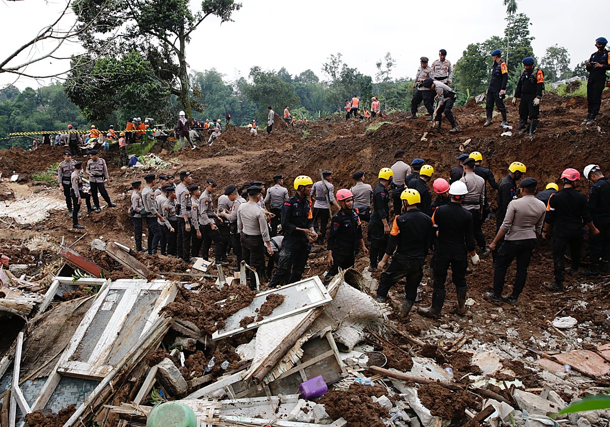 El milagro de Azka, un niño de 6 años que sobrevivió dos días bajo los escombros en Indonesia: «¿Cómo puedes no llorar?»