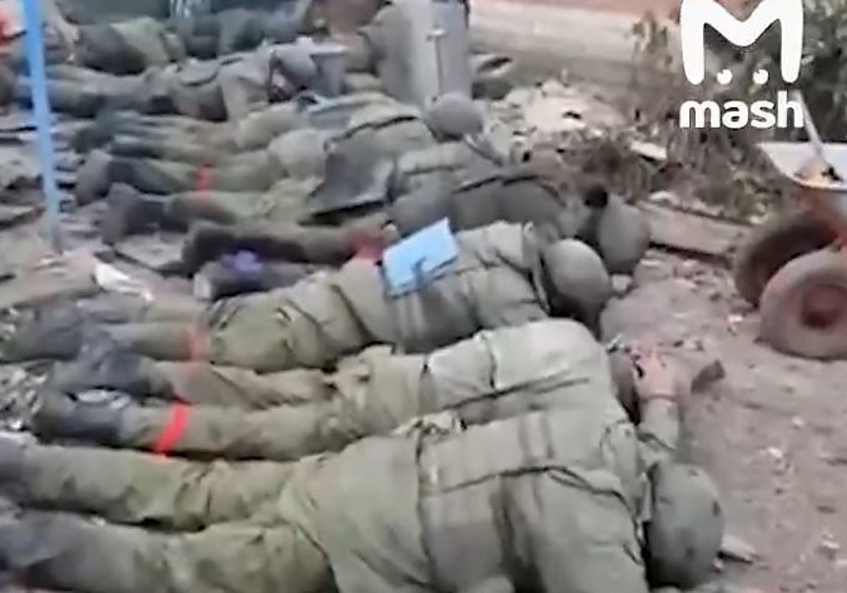 Soldados rusos en el suelo, tras ser supuestamente ejecutados por fuerzas ucranianas en la ciudad de Makivka
