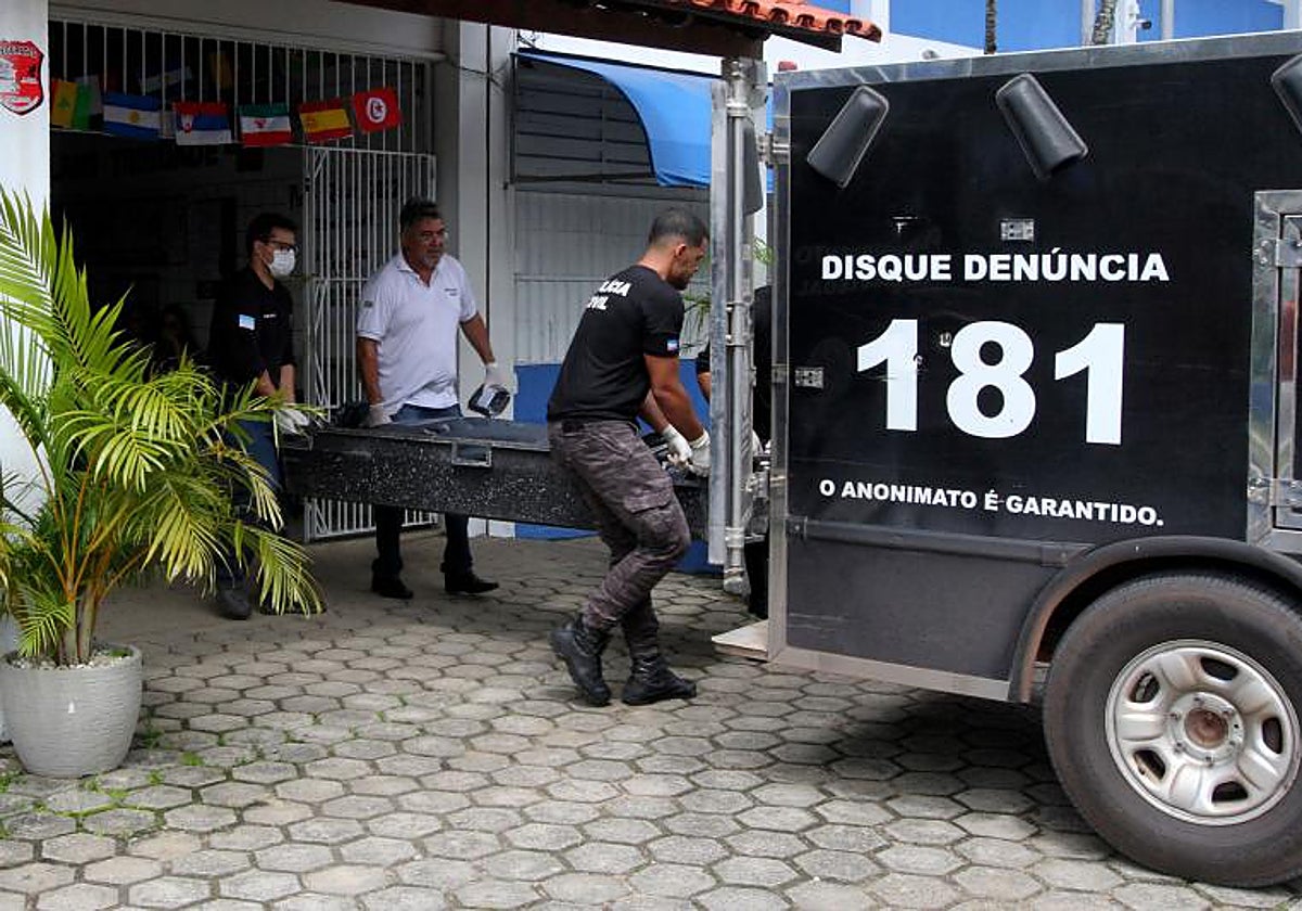 Peritos criminalistas trasladan el cuerpo de una víctima de un tiroteo en una escuela en Aracruz, Estado de Espirito Santo