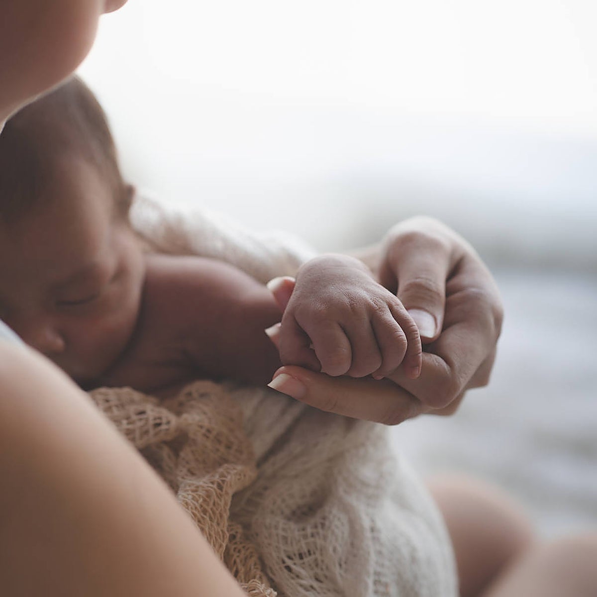 La policía detiene a unos padres que asesinaron a su bebé y guardaron el cadáver en un tarro