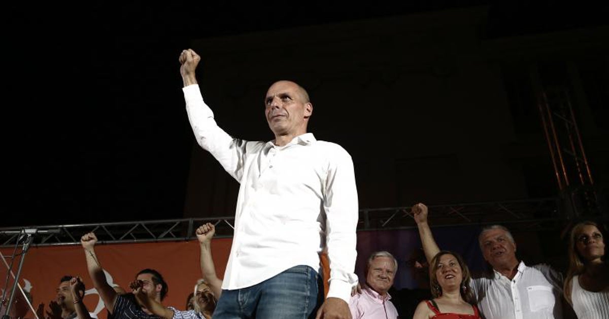 El exministro de Finanzas griego saluda en un mitin preelectoral en Atenas en 2019