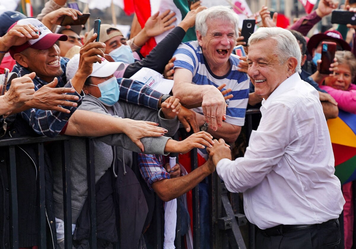López Obrador con sus seguidores en el Zócalo de Ciudad de México