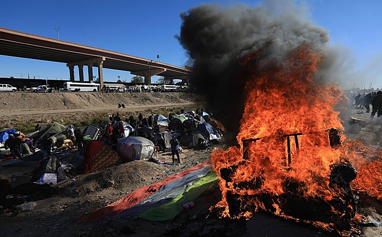 Imagen principal - Desalojan a la fuerza a cientos de inmigrantes venezolanos en Ciudad Juárez