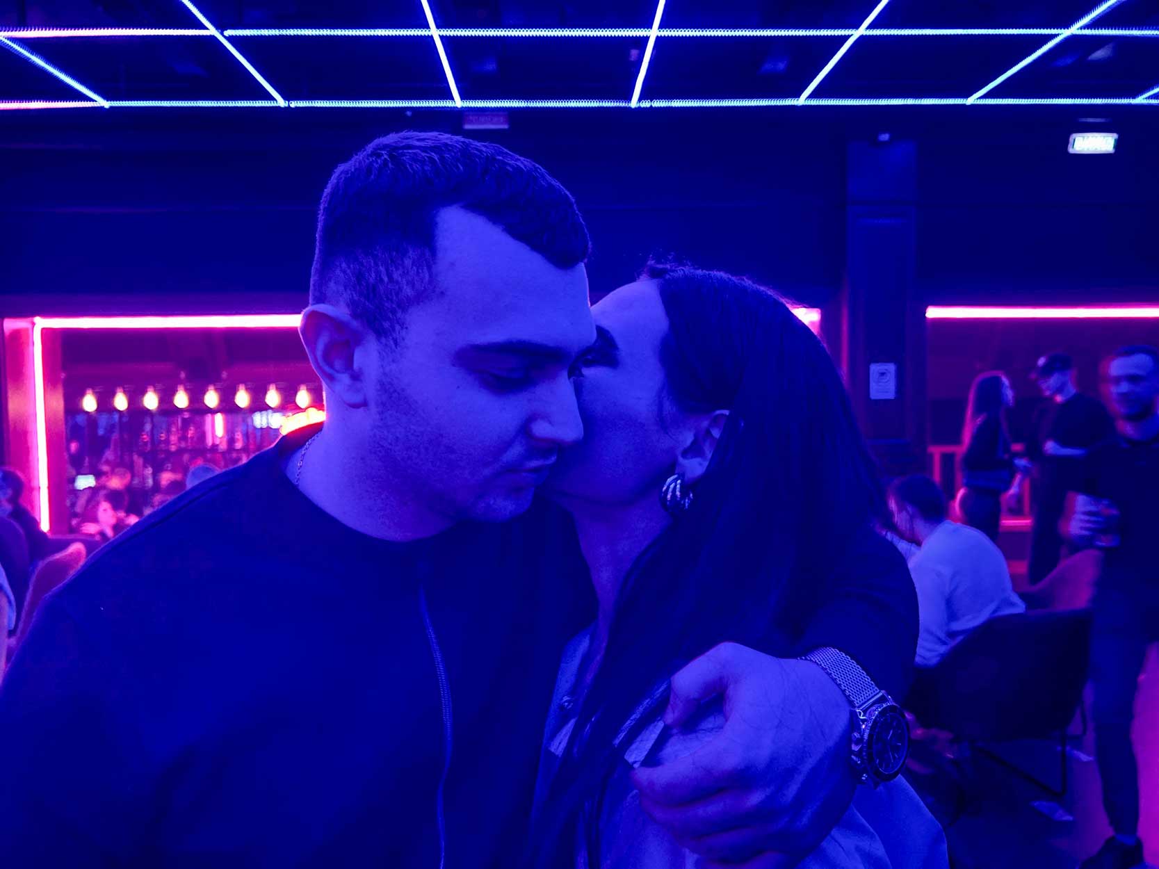 Dos ucranianos se abrazan 