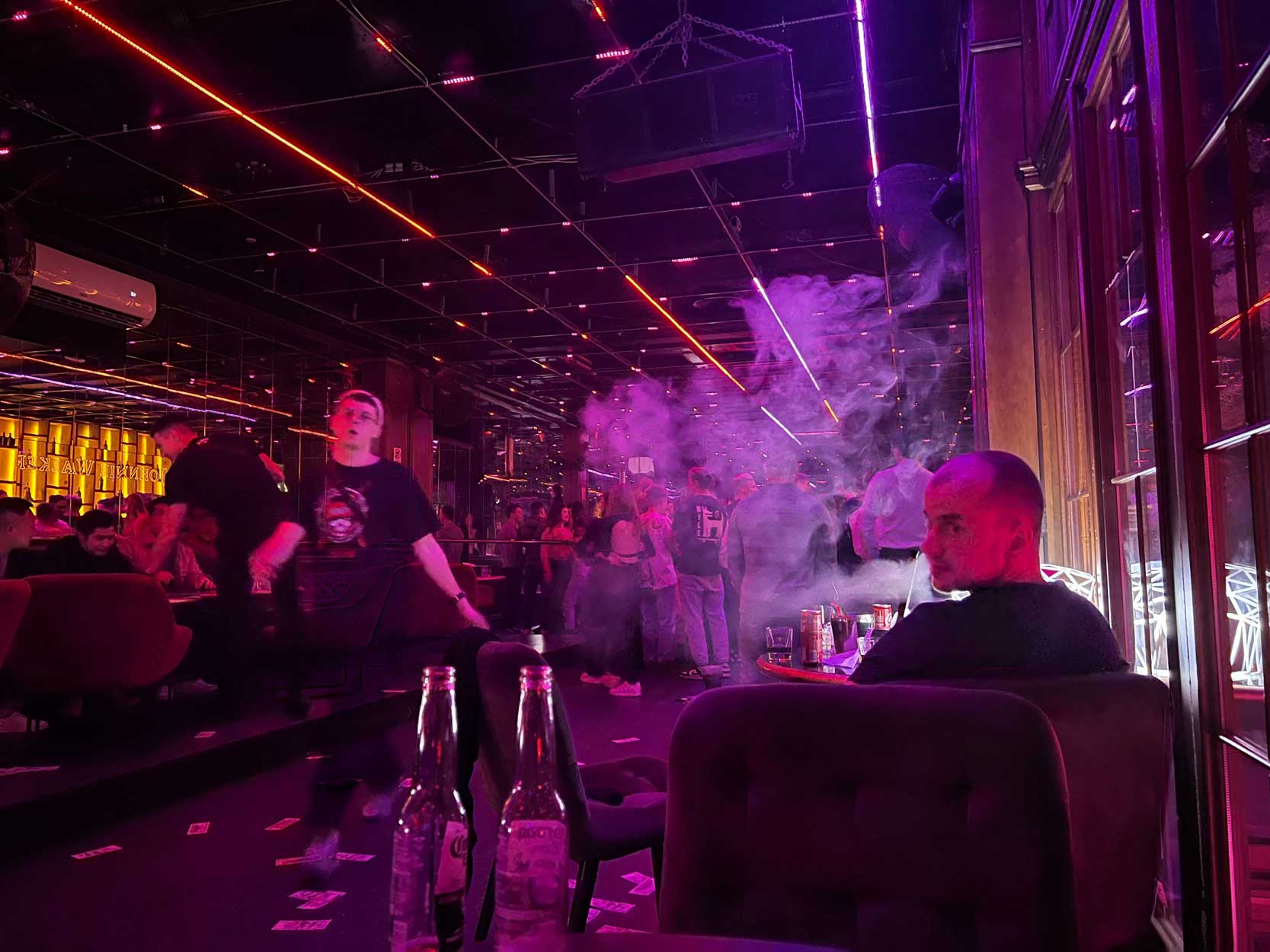 Un hombre fuma en un local en Kiev