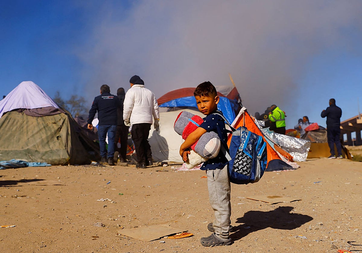 Un niño con su mochila en el campo de inmigrantes en Ciudad Juárez