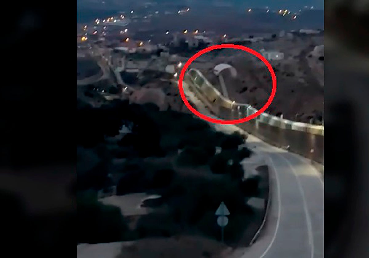 Un inmigrante entra a España cruzando la valla de Melilla en parapente y logra huir