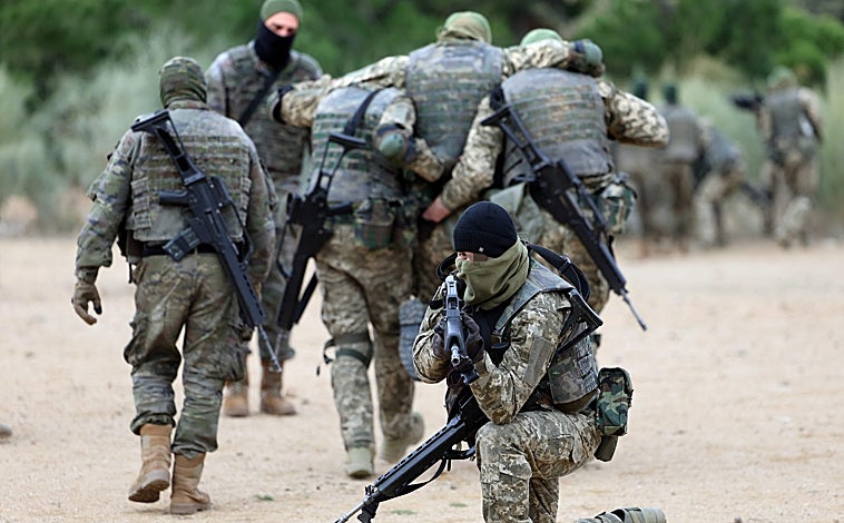 Imagen principal - La mili de civiles ucranianos en Toledo para volver y luchar contra Rusia