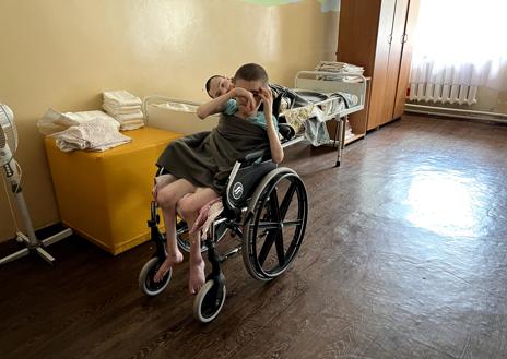 Imagen secundaria 1 - IIIIIimagen superior, un residente de un orfanato de treinta años que parece un niño; la foto de la izquierda es de un joven de unos 20 años en silla de ruedas con comportamiento autoabusivo en la Institución Ladyzhyn; foto de la derecha de la Institución Ladyzhyn, donde gran parte de los mayores de 18 años pasan toda su vida en estas cunas