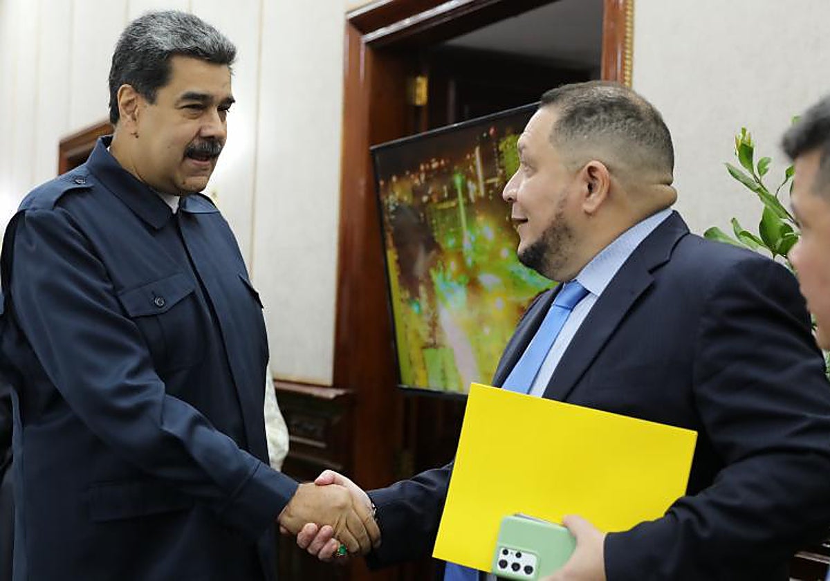 Fotografía cedida hoy por la oficina de Prensa del Palacio de Miraflores que muestra al presidente venezolano, Nicolás Maduro, mientras saluda al diputado José Brito, coordinador nacional del movimiento opositor Primero Venezuela, durante una reunión en Caracas (Venezuela)