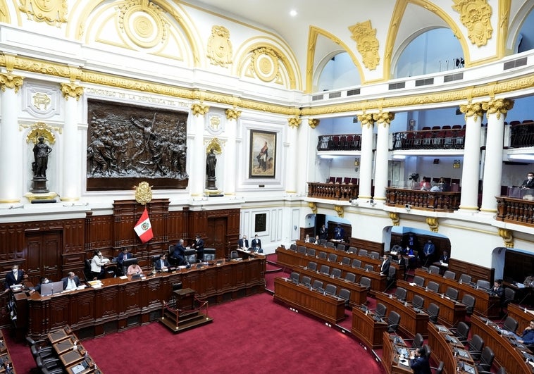 El Congreso de Perú destituye a Castillo minutos después de que este anunciara un golpe de Estado