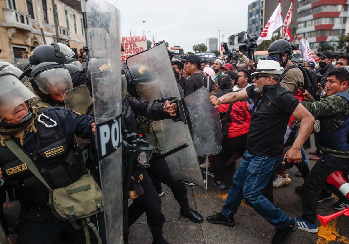 Manifestantes que respaldan al destituido presidente Pedro Castillo se enfrentan a la Policía