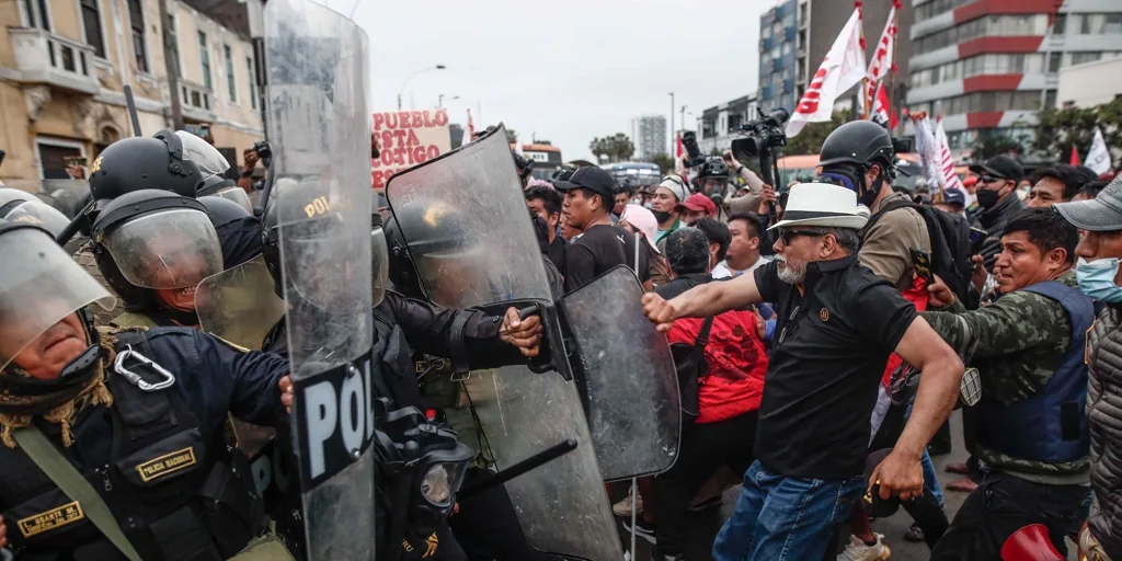 Simpatizantes y opositores del expresidente de Perú Pedro Castillo se enfrentan ante el centro donde está detenido