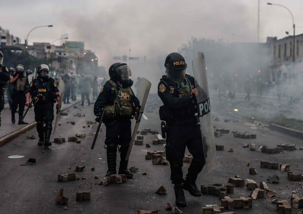 Imagen secundaria 1 - Simpatizantes y opositores del expresidente de Perú Pedro Castillo se enfrentan ante el centro donde está detenido