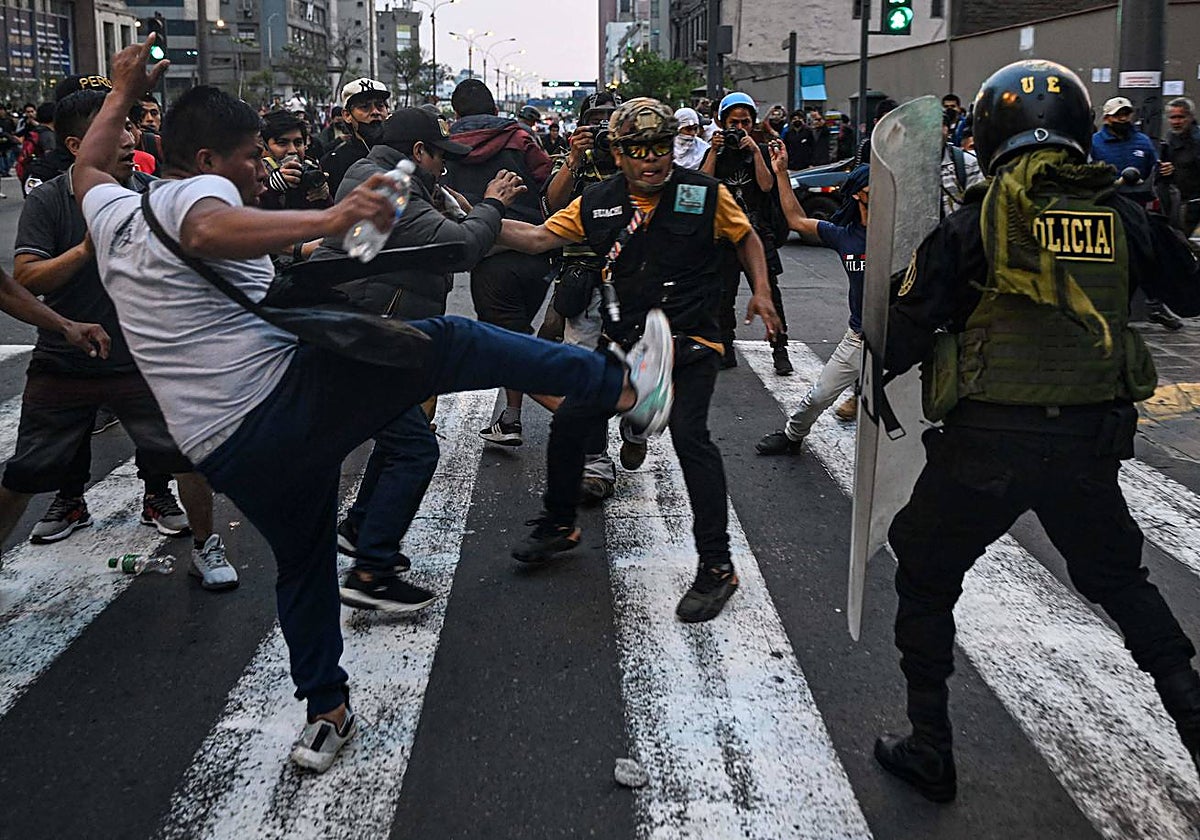 Manifestantes en Perú