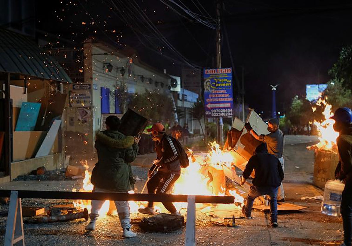 Manifestantes destrozan la entrada de la sede de un canal de televisión CTC de Cuzco durante una de las protesta